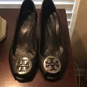 Tory Burch Wedge silver logo